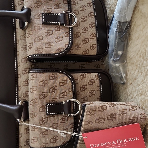 Beautiful NWT Dooney & Bourke Large Double Pocket Signature Tote Set 🤎👜 - Picture 3 of 17